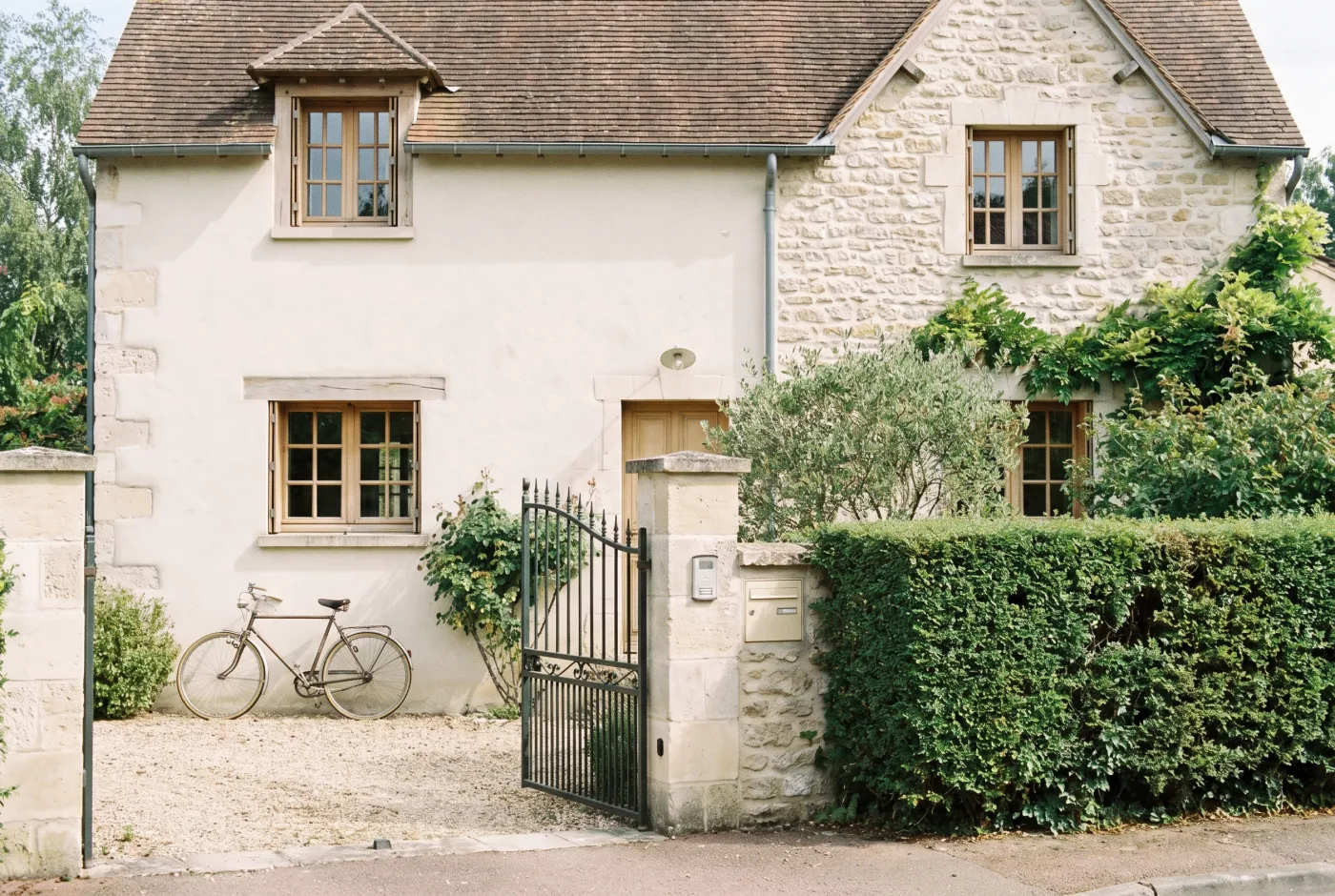 Façade d’une maison de ville louée, portail en fer et boîte aux lettres