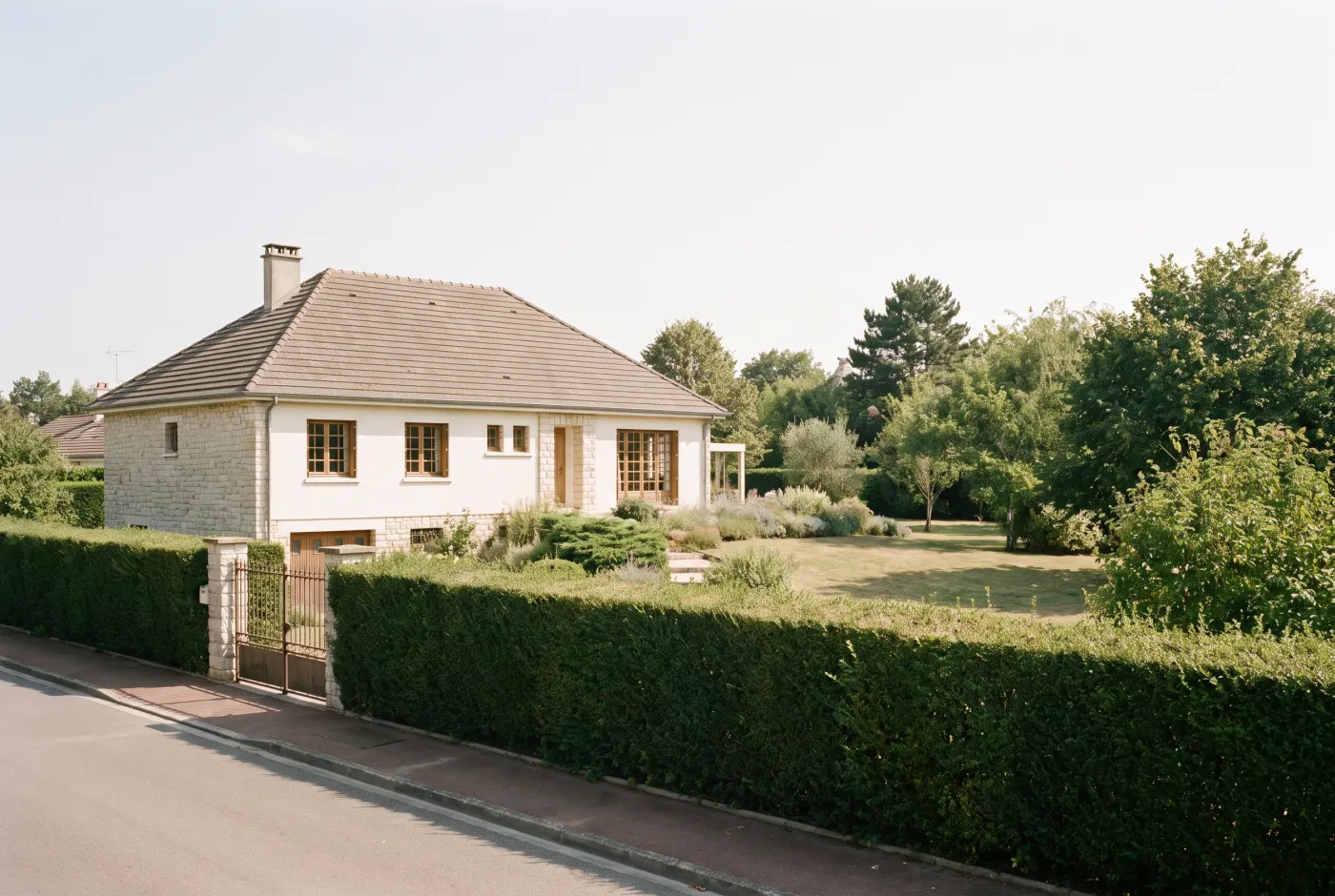 Terrain de maison individuelle en zone pavillonnaire, vu depuis la rue