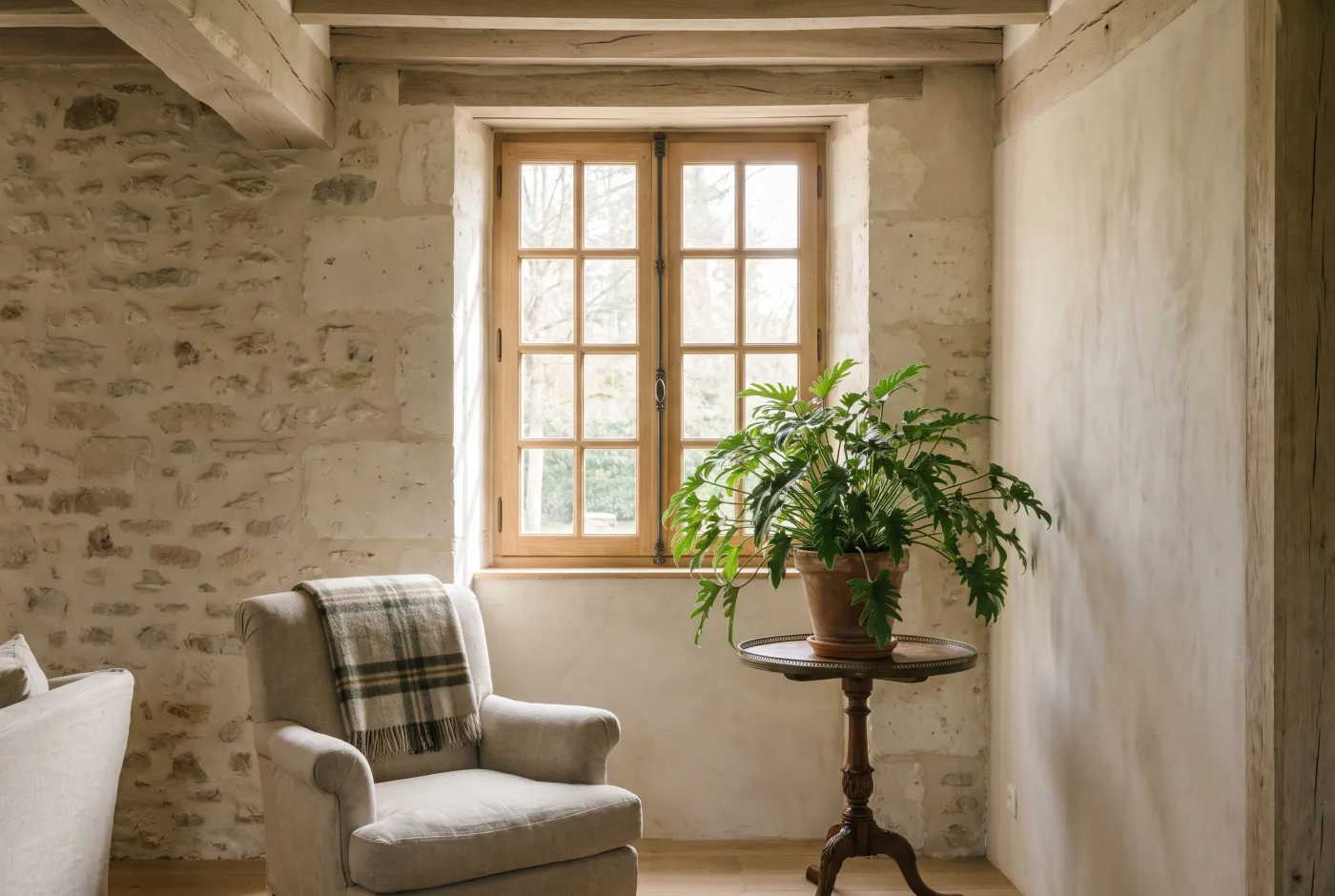 Salon d’une maison ancienne habitée, fauteuil près d’une fenêtre