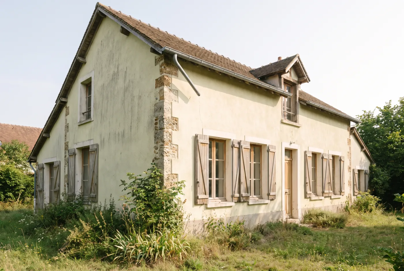 Maison à rénover, façade et volets à reprendre