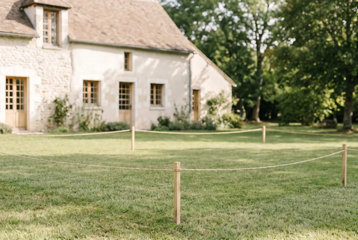 Parcelle de terrain bornée en lisière d’un jardin pavillonnaire