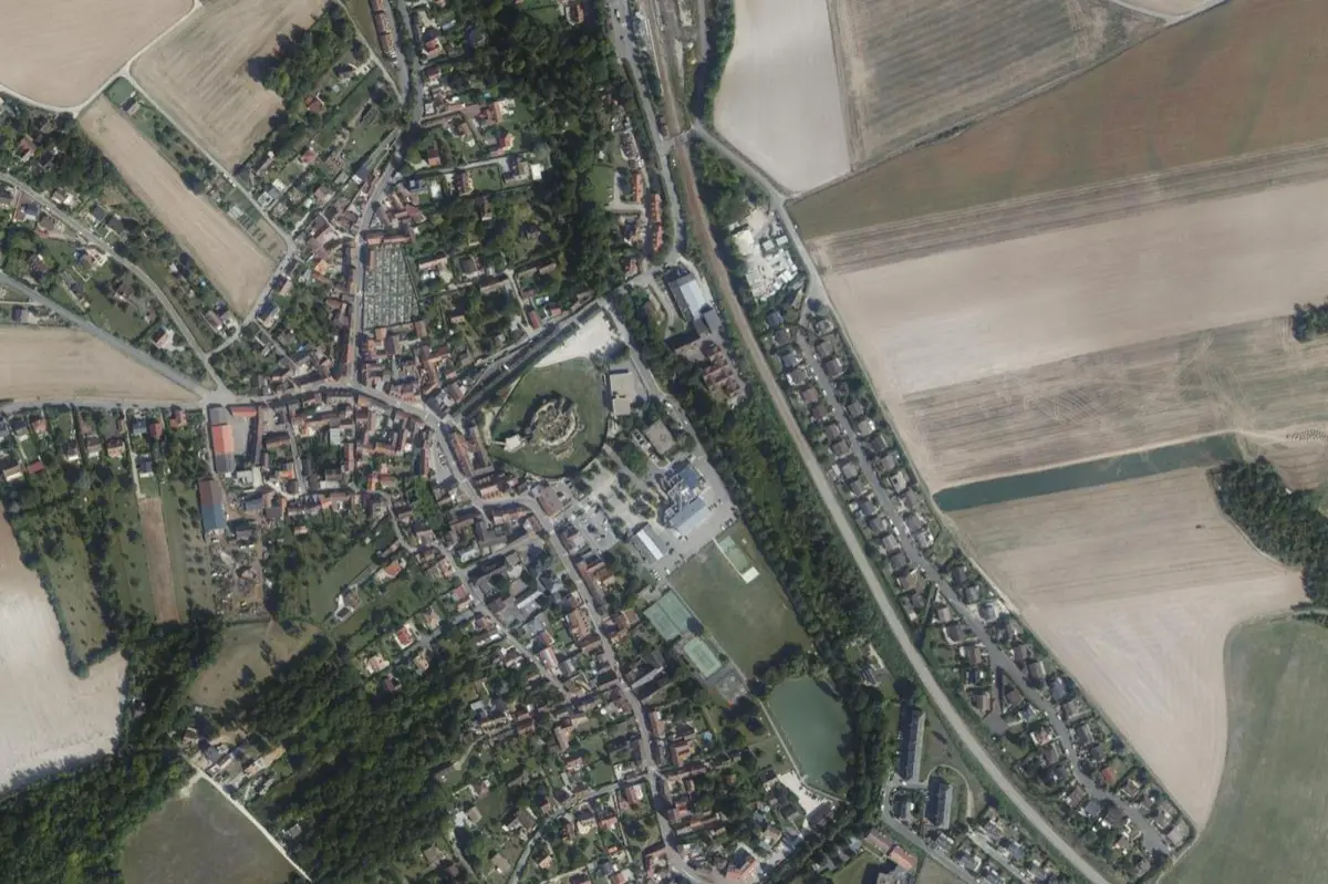 Vue aérienne du centre de Beynes : trame des rues, parcelles et jardins