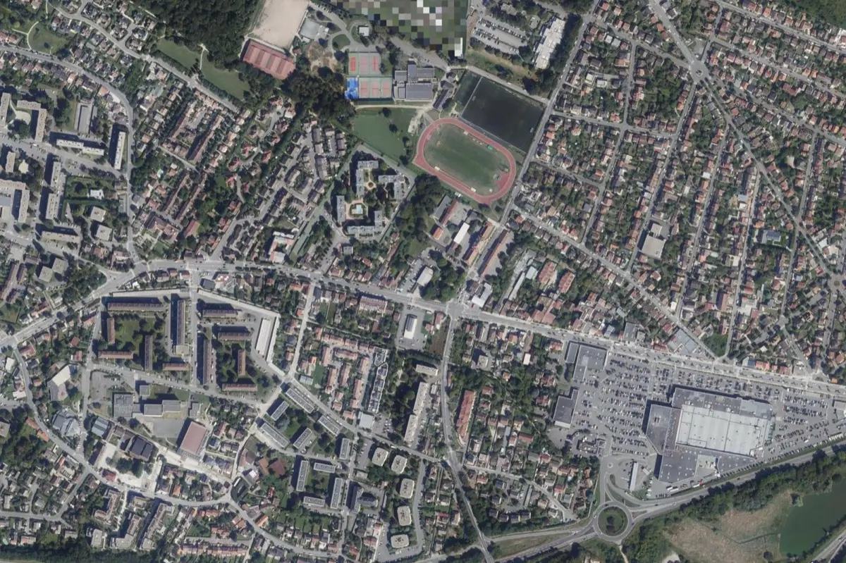 Vue aérienne du centre de Bois-d’Arcy : trame des rues, parcelles et jardins