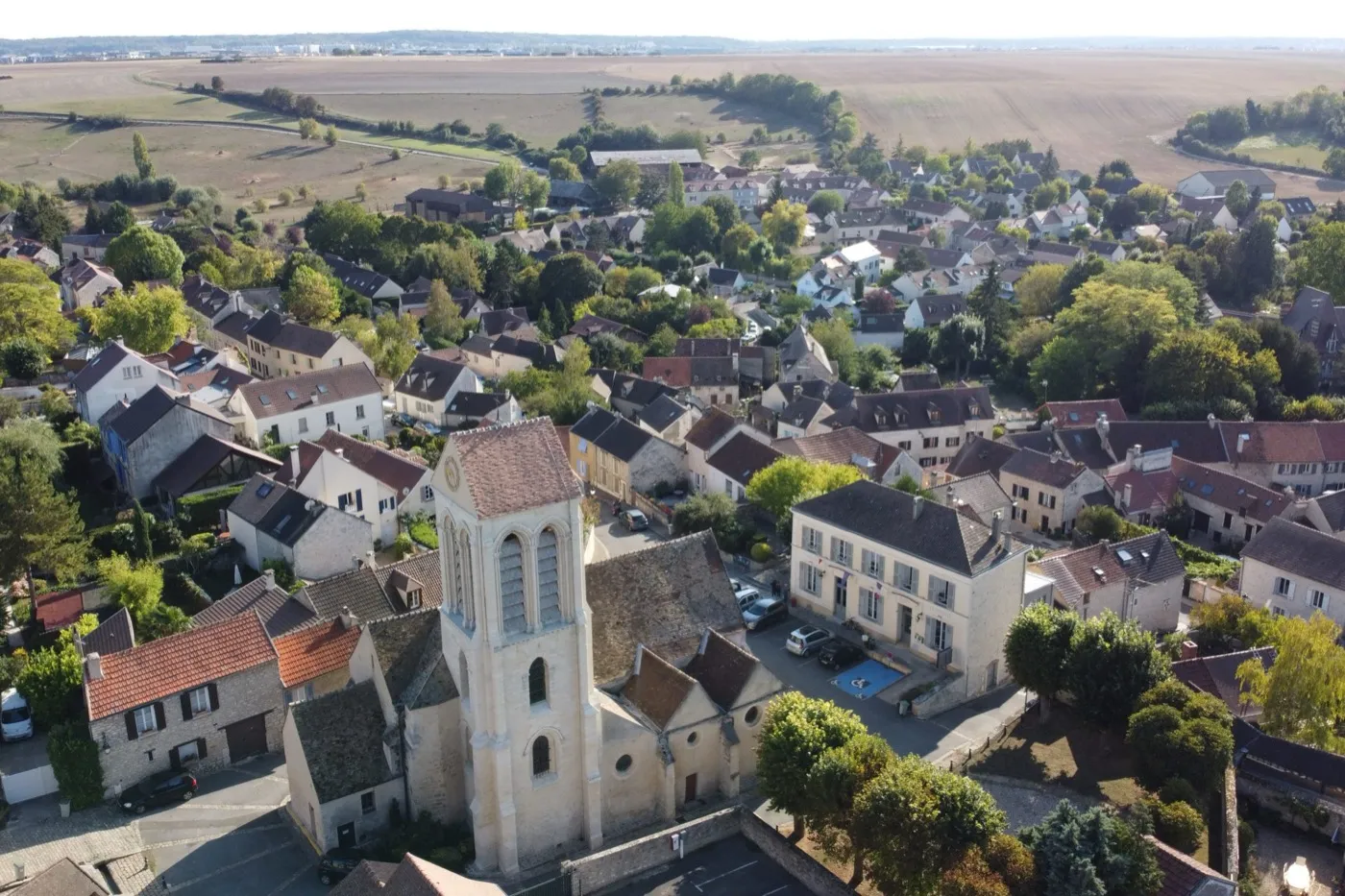 Le clocher de Chavenay et les maisons du bourg, la plaine de Versailles au fond