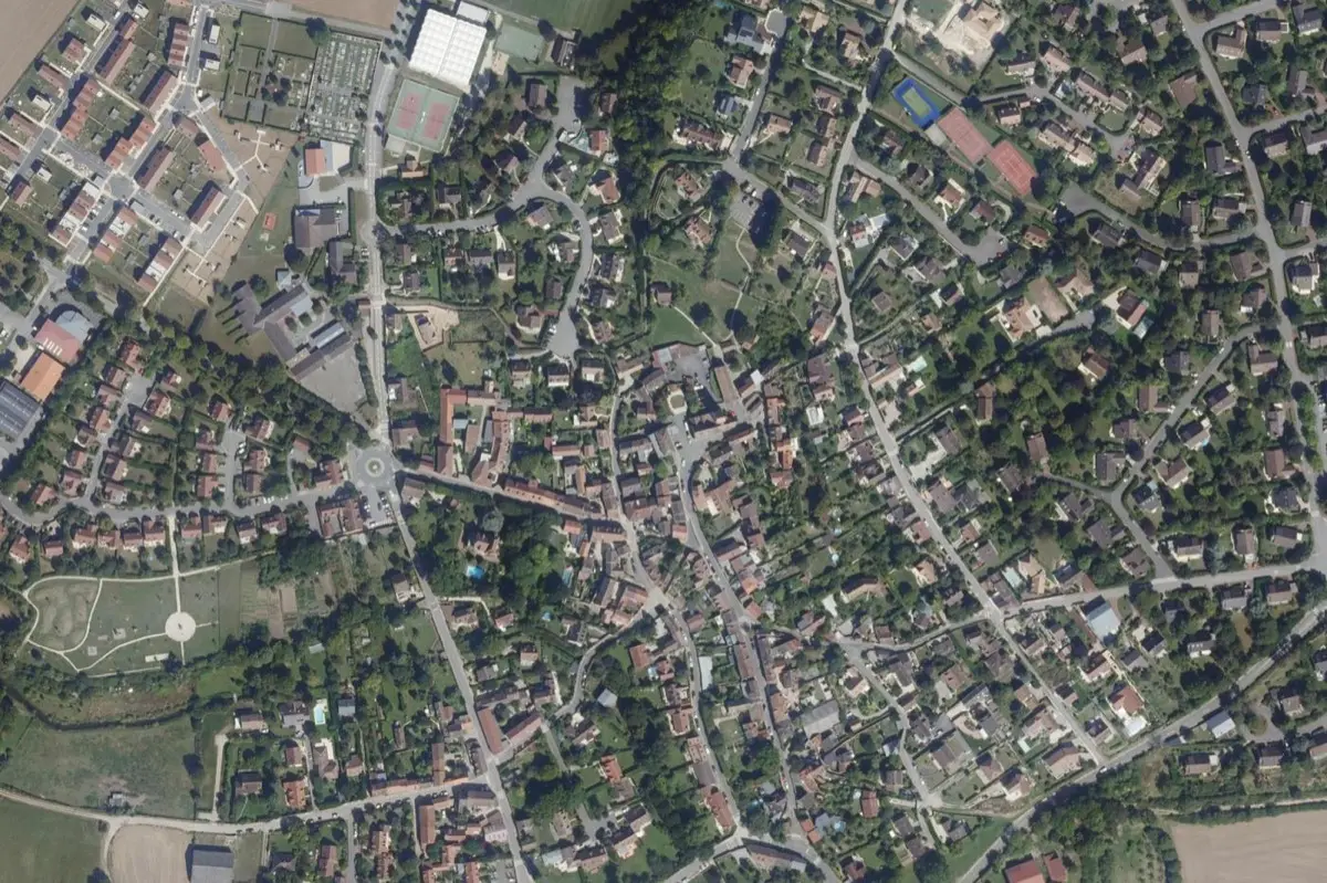 Vue aérienne du centre de Chavenay : trame des rues, parcelles et jardins