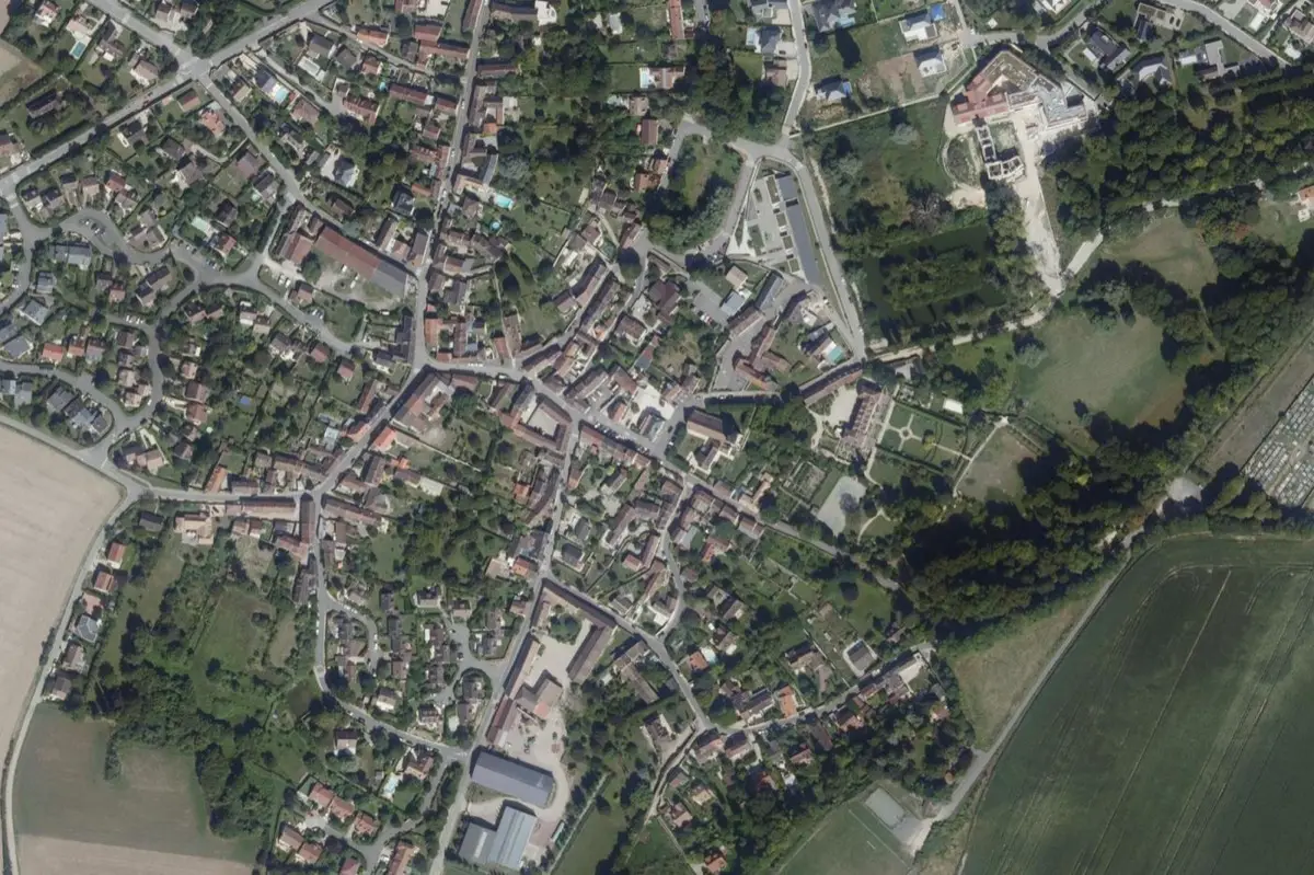 Vue aérienne du centre de Crespières : trame des rues, parcelles et jardins