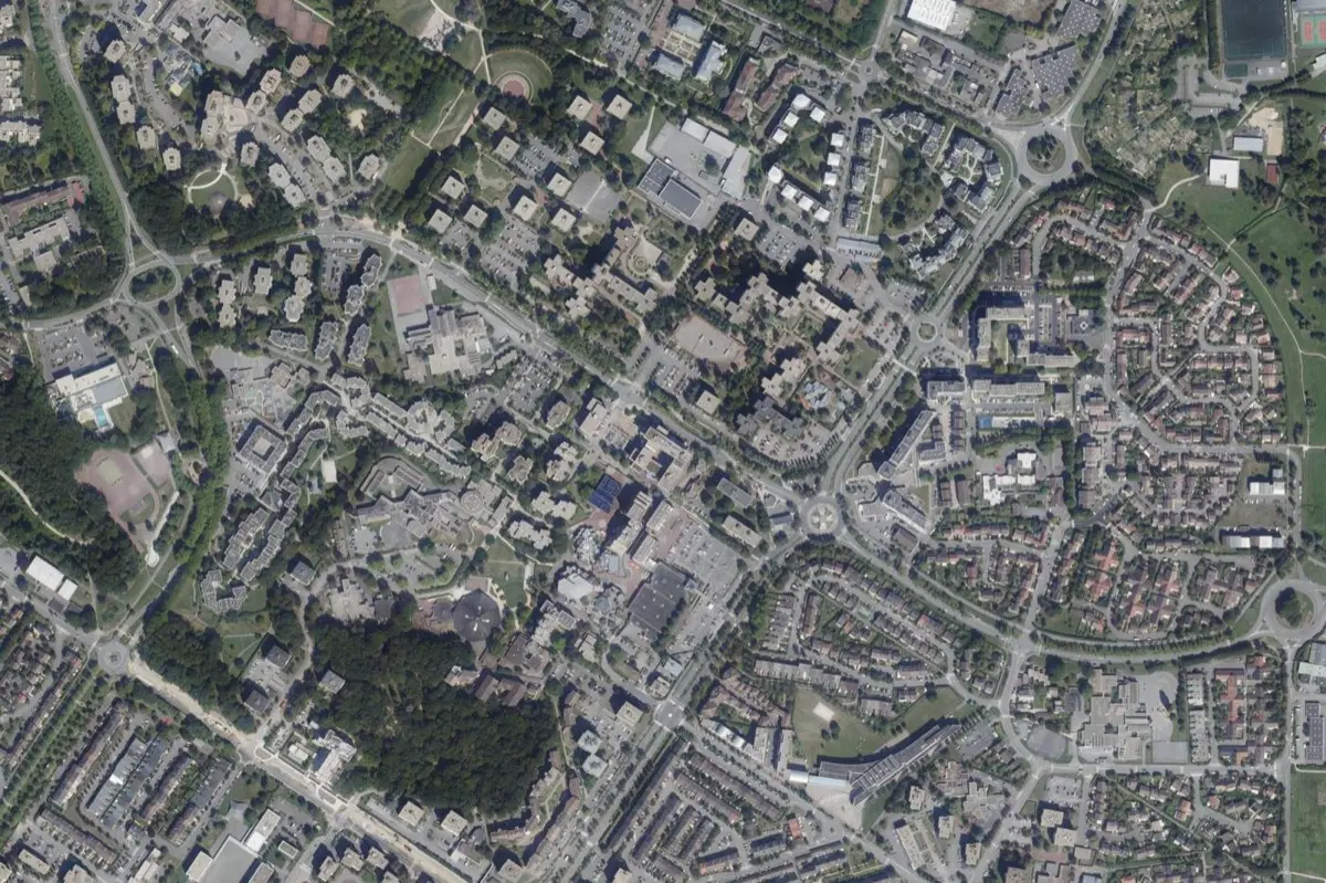 Vue aérienne du centre de Élancourt : trame des rues, parcelles et jardins