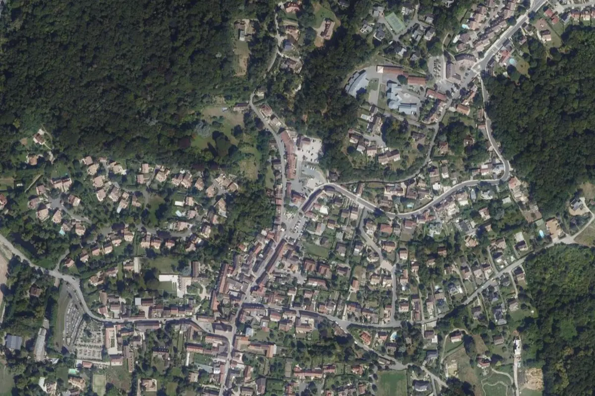 Vue aérienne du centre de Feucherolles : trame des rues, parcelles et jardins