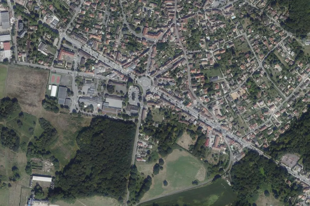 Vue aérienne du centre de Jouars-Pontchartrain : trame des rues, parcelles et jardins
