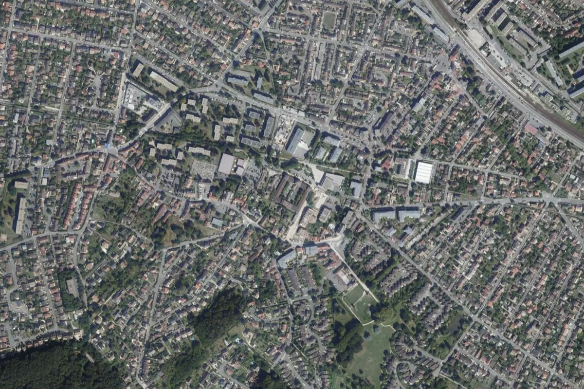 Vue aérienne du centre de Les Clayes-sous-Bois : trame des rues, parcelles et jardins