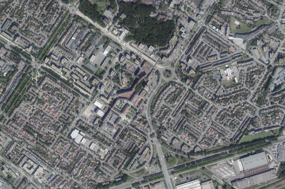 Vue aérienne du centre de Maurepas : trame des rues, parcelles et jardins