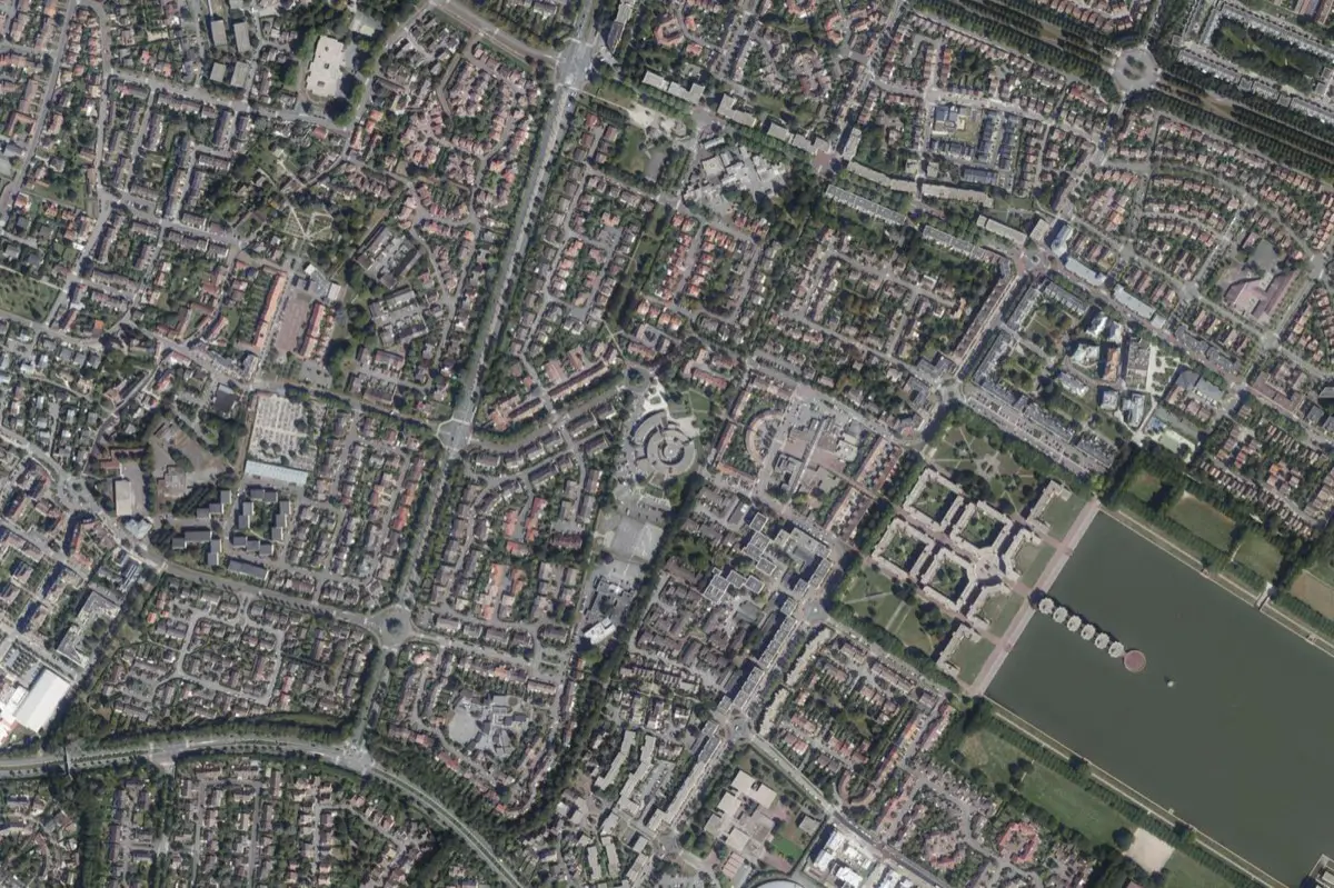 Vue aérienne du centre de Montigny-le-Bretonneux : trame des rues, parcelles et jardins