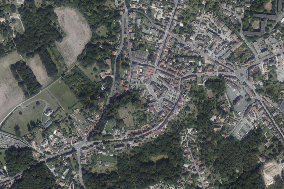 Vue aérienne du centre de Neauphle-le-Château : trame des rues, parcelles et jardins