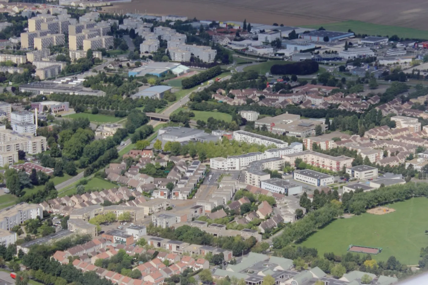 Vue aérienne de Plaisir, quartiers pavillonnaires et espaces verts