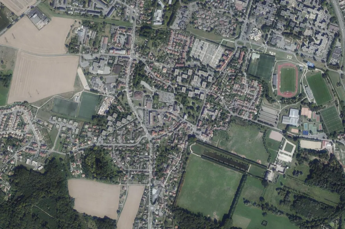 Vue aérienne du centre de Plaisir : trame des rues, parcelles et jardins