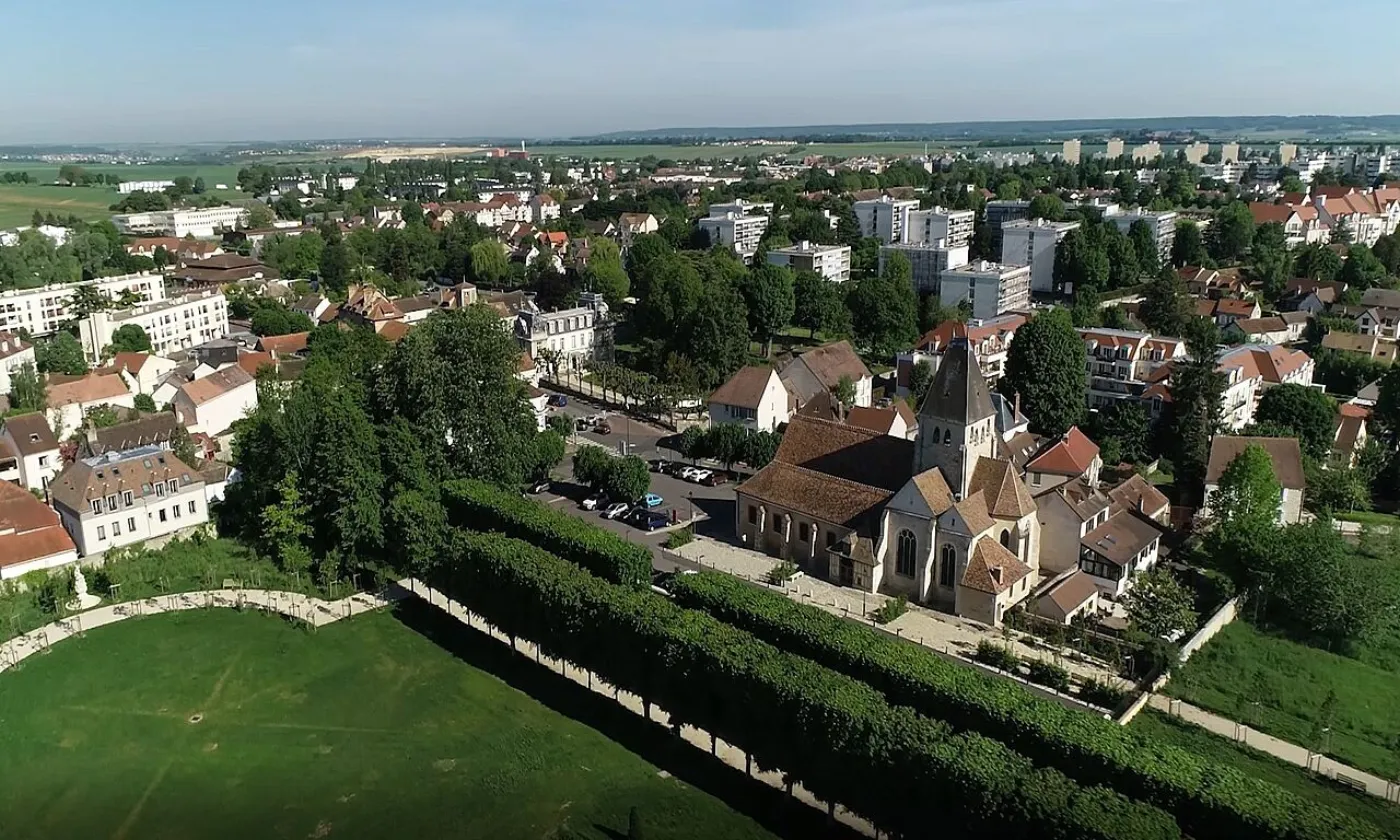 Plaisir - Vue aérienne de la ville et de l'église Saint-Pierre
