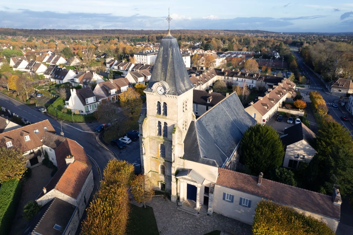 L’église de Saint-Nom-la-Bretèche vue du ciel, le village en automne