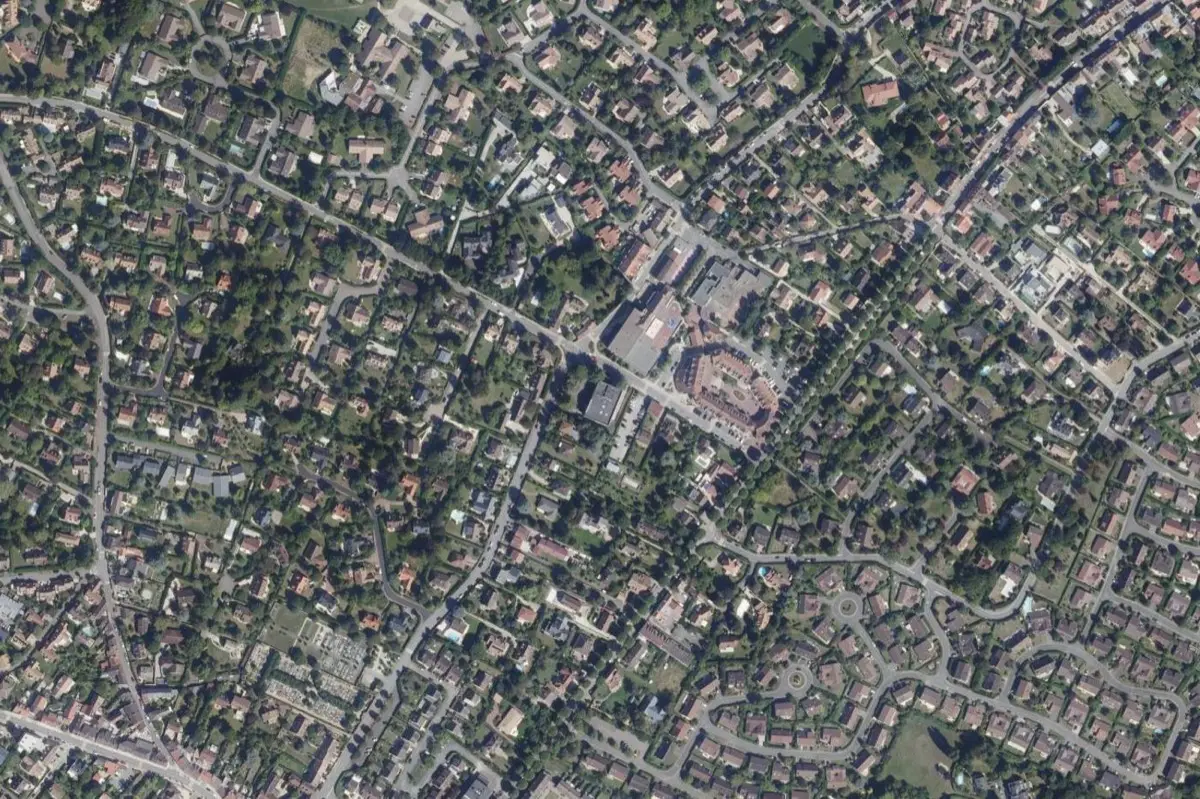 Vue aérienne du centre de Saint-Nom-la-Bretèche : trame des rues, parcelles et jardins