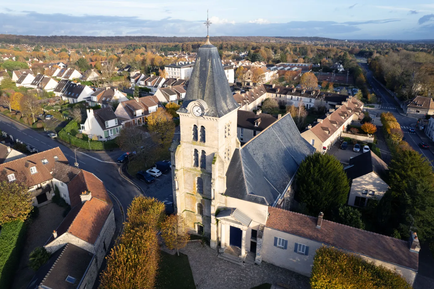 Saint-Nom-la-Bretèche - Vue aérienne de l'église et du village