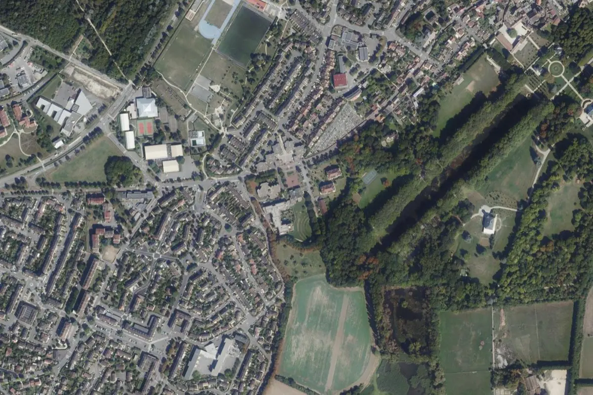 Vue aérienne du centre de Villepreux : trame des rues, parcelles et jardins
