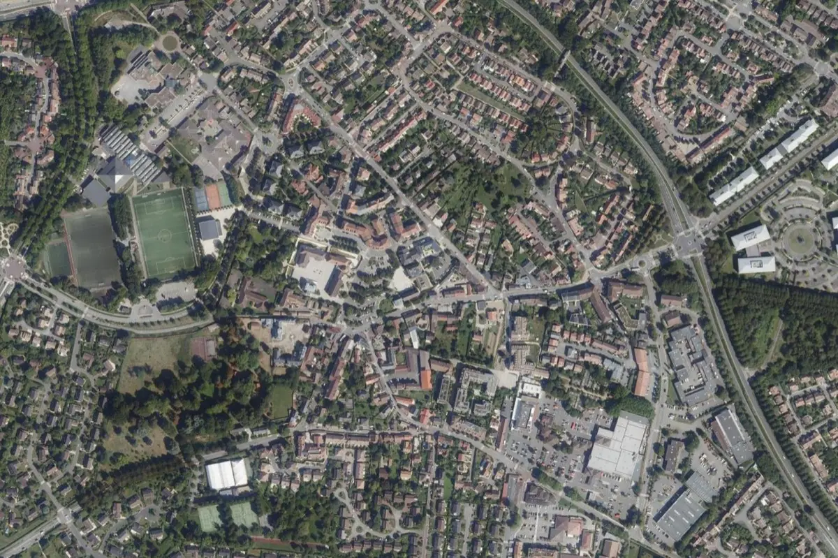 Vue aérienne du centre de Voisins-le-Bretonneux : trame des rues, parcelles et jardins